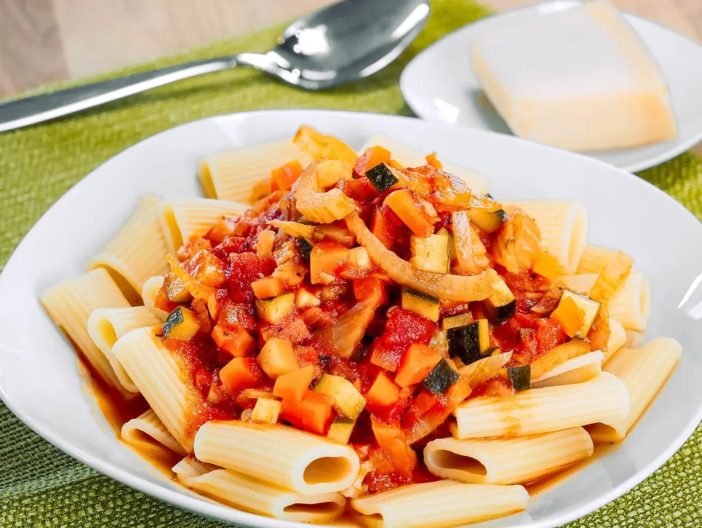 Rigatoni mit Fenchel-Tomaten-Sauce auflauf mit kartoffelkruste