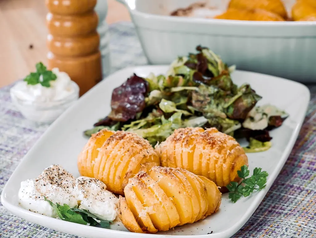 Schwedische Fächerkartoffeln mit Käse überbacken