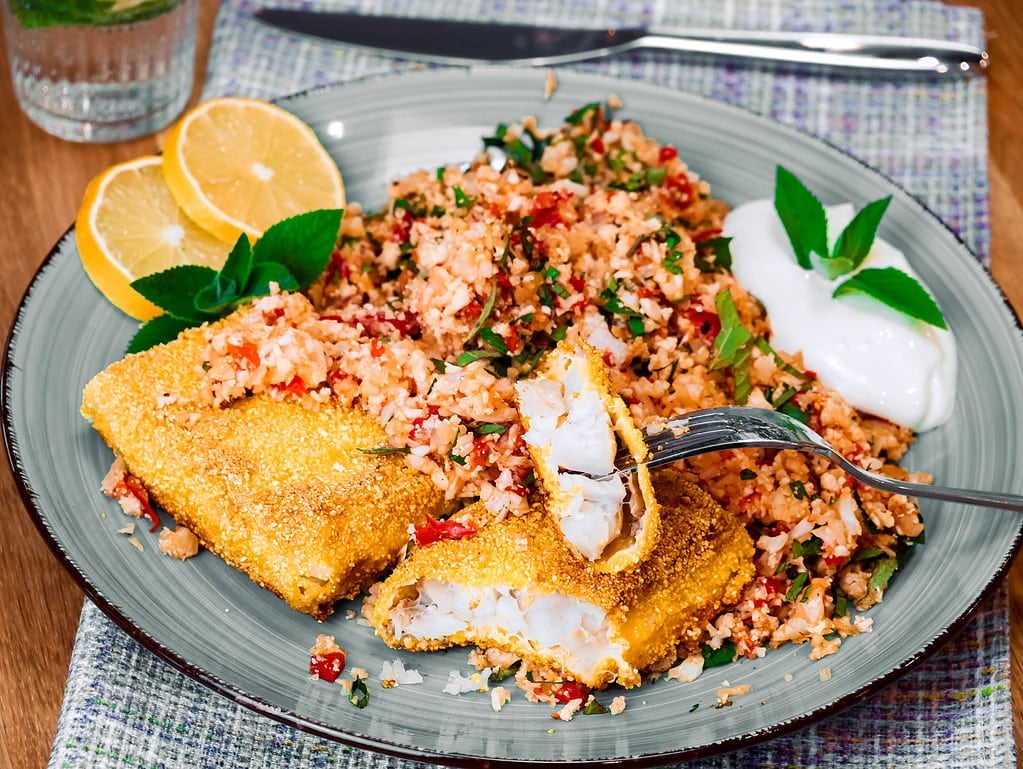 Seelachs in Polenta-Panierung auf Blumenkohl-Couscous auflauf mit kartoffelkruste