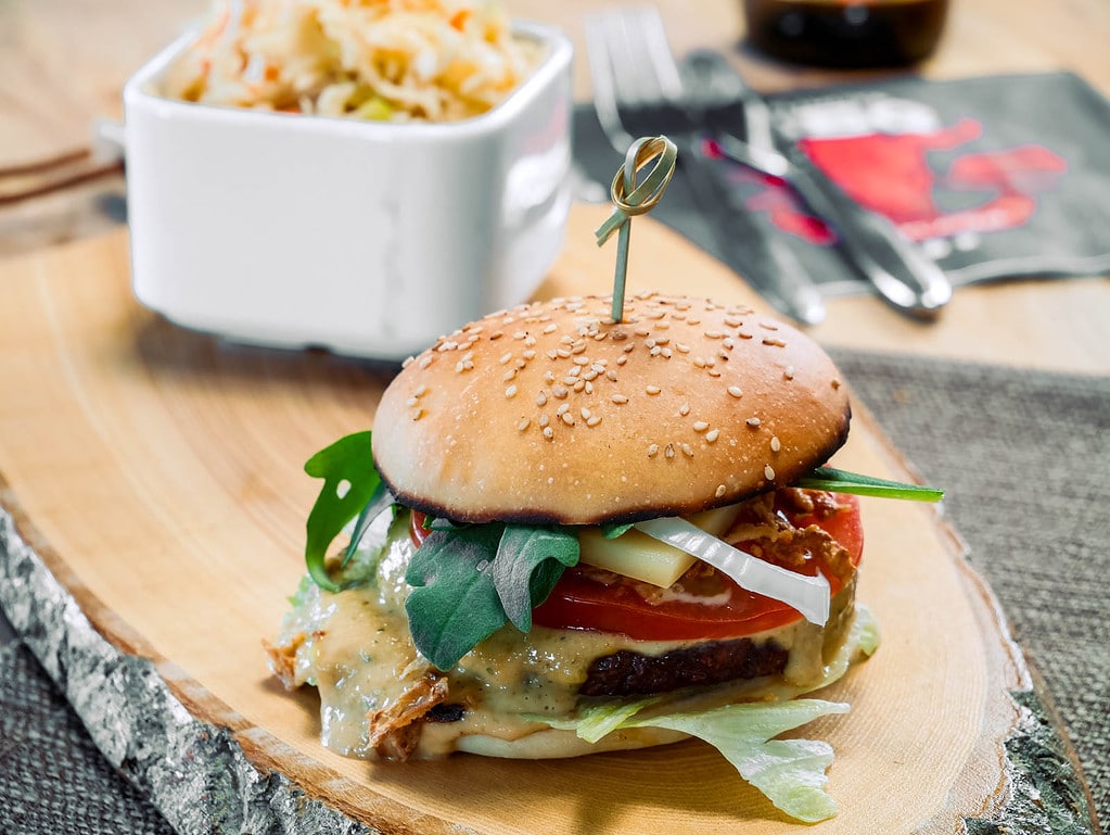 Burger: Buns + Patties + Sauce italienischer brotsalat mit rucola