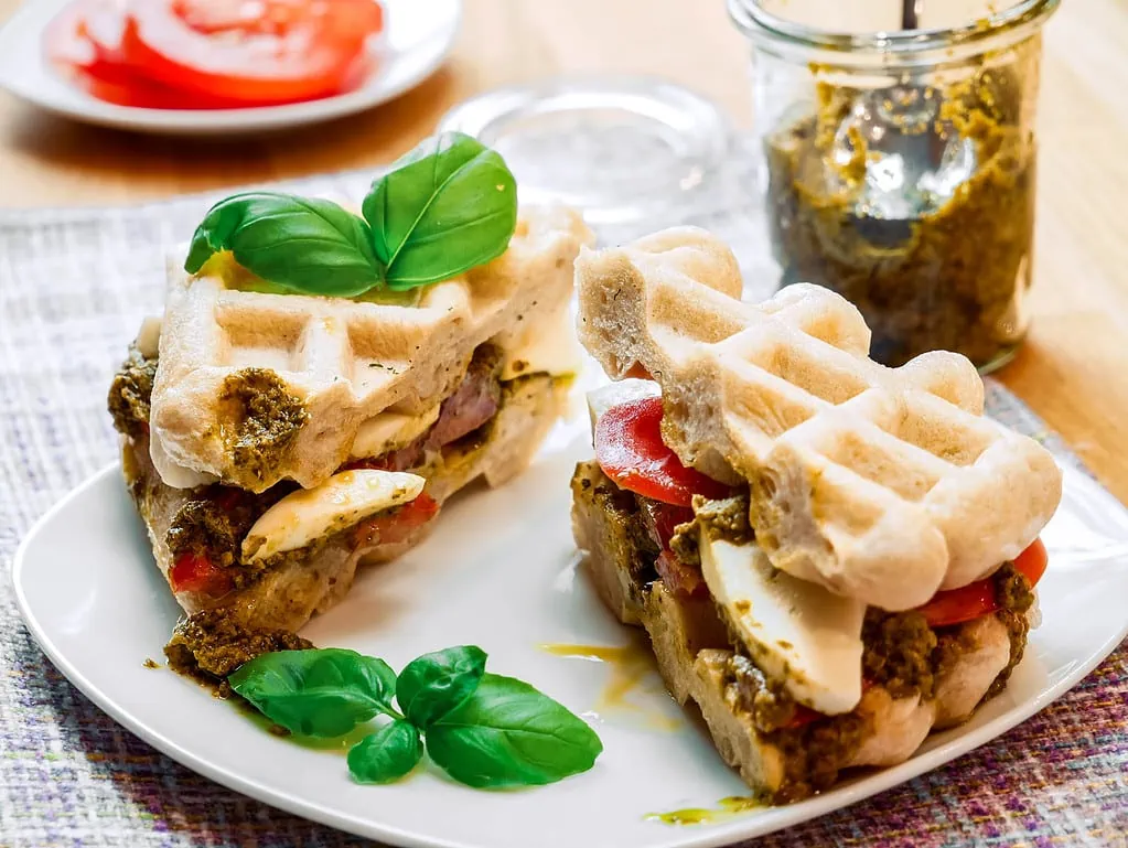 Ciabatta-Waffel-Sandwich mit Tomaten-Pesto-Mozzarella italienischer brotsalat mit rucola