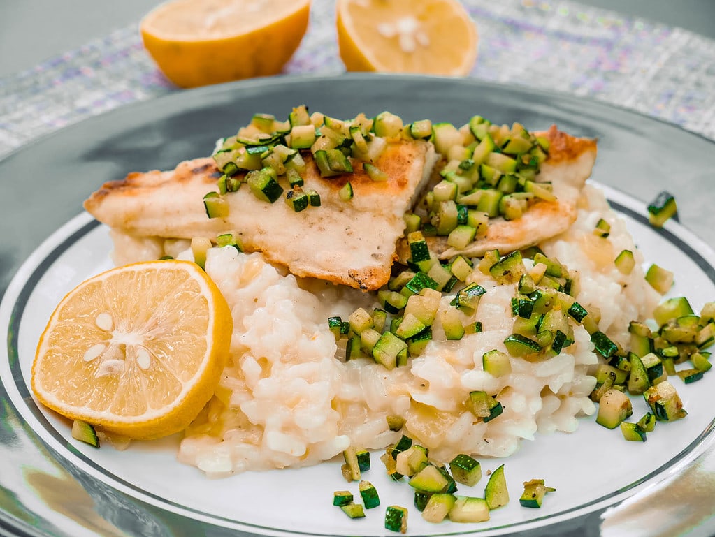 Fischfilet mit Zucchiniwürfeln auf Zitronenrisotto tagliatelle mit lachs sahne soße