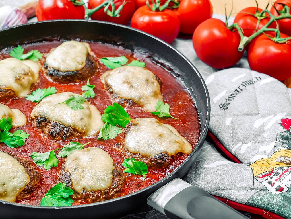 Frikadellengratin in Tomatensoße nudelsalat caprese