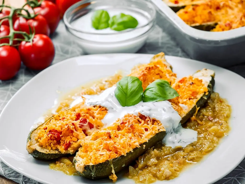 Gefüllte Zucchini mit Couscous nudelsalat caprese