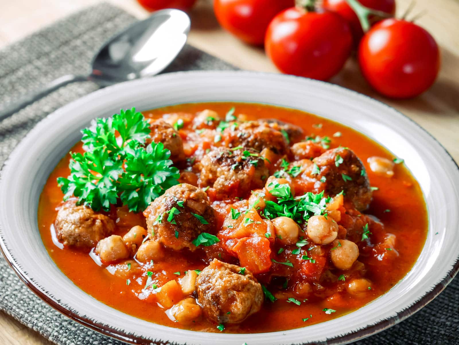 Kichererbsen-Tomaten-Eintopf mit Hackbällchen