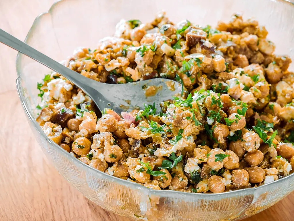 Auberginensalat mit Kichererbsen italienischer brotsalat mit rucola