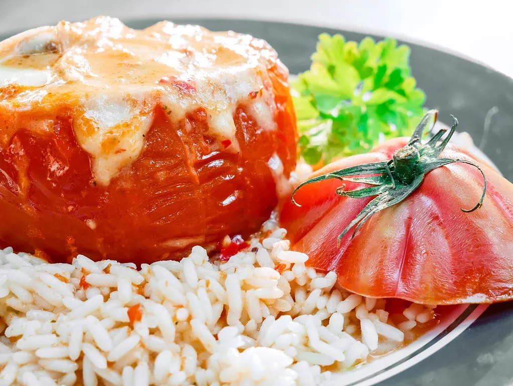 Fleischtomaten mit Hackfüllung und Knoblauchreis italienischer brotsalat mit rucola