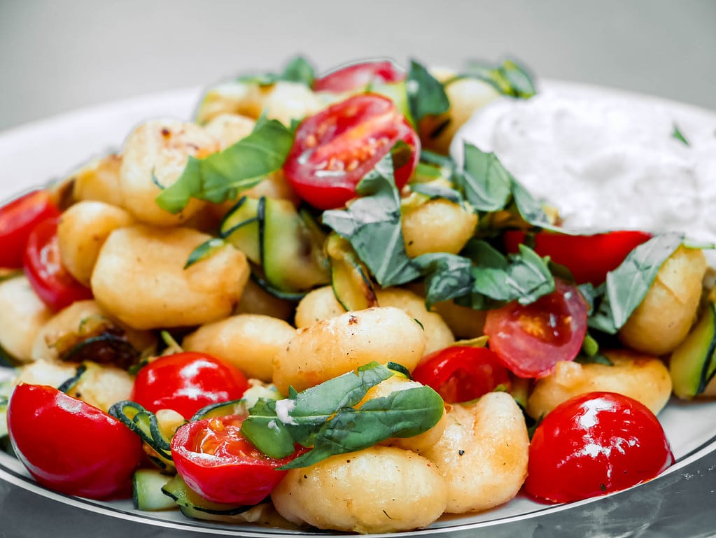 Gnocchi-Zucchini-Pfanne mit Feta-Dip