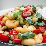 Gnocchi-Zucchini-Pfanne mit Feta-Dip