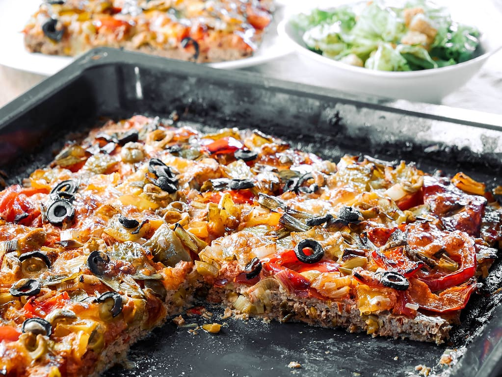 Hackfleisch Pizza italienischer brotsalat mit rucola