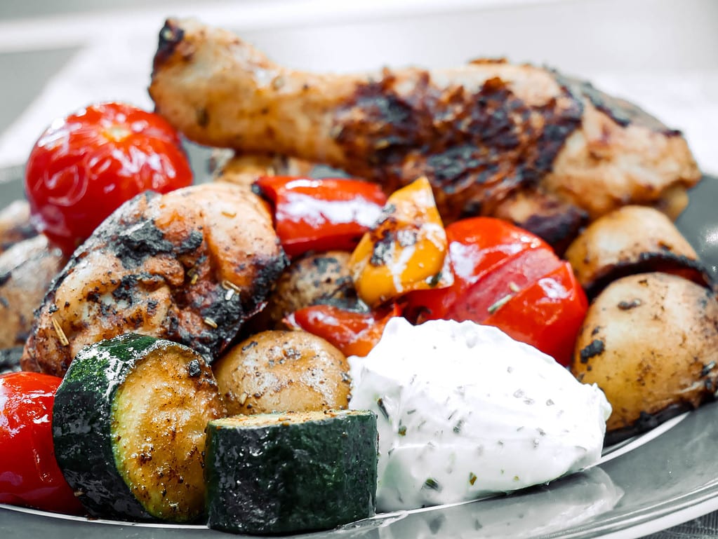 Hähnchenkeulen mit Sommergemüse italienischer brotsalat mit rucola