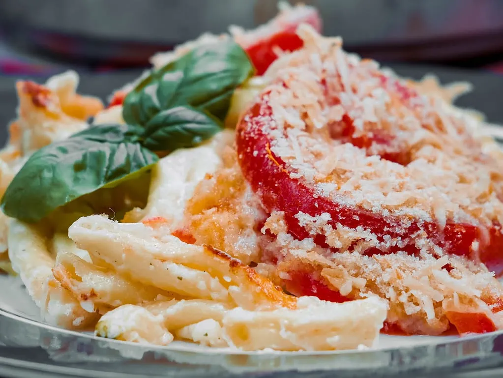 Makkaroniauflauf mit Tomatenkruste italienischer brotsalat mit rucola