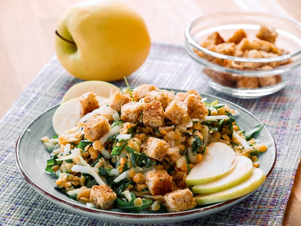 Rote-Linsen-Salat mit Apfel piccata vom schwein