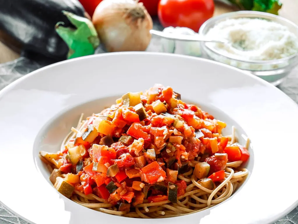 Spaghetti mit Gemüse-Bolognese italienischer brotsalat mit rucola