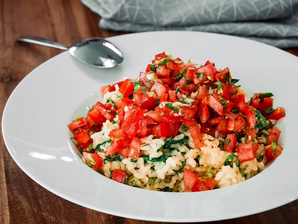 Tomatensalsa auf Rucola-Risotto piccata vom schwein