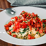 Tomatensalsa auf Rucola-Risotto