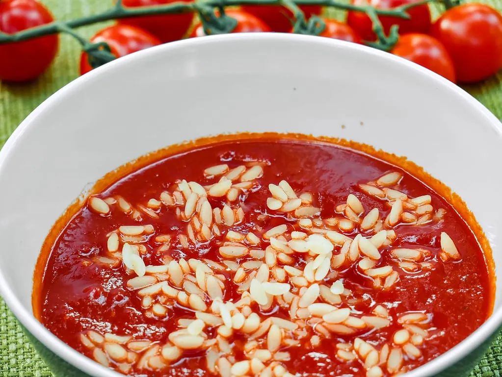 Tomatensuppe mit Reisnudeln hühnerfrikassee wie bei oma