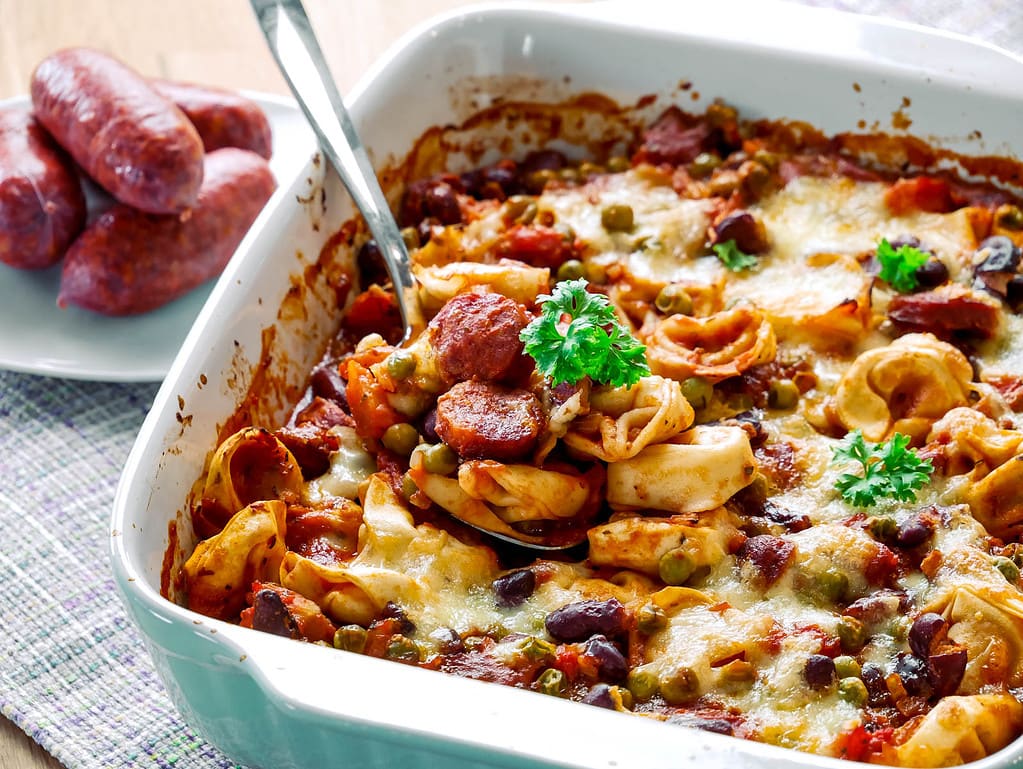 Tortelliniauflauf mit Chorizo italienischer brotsalat mit rucola