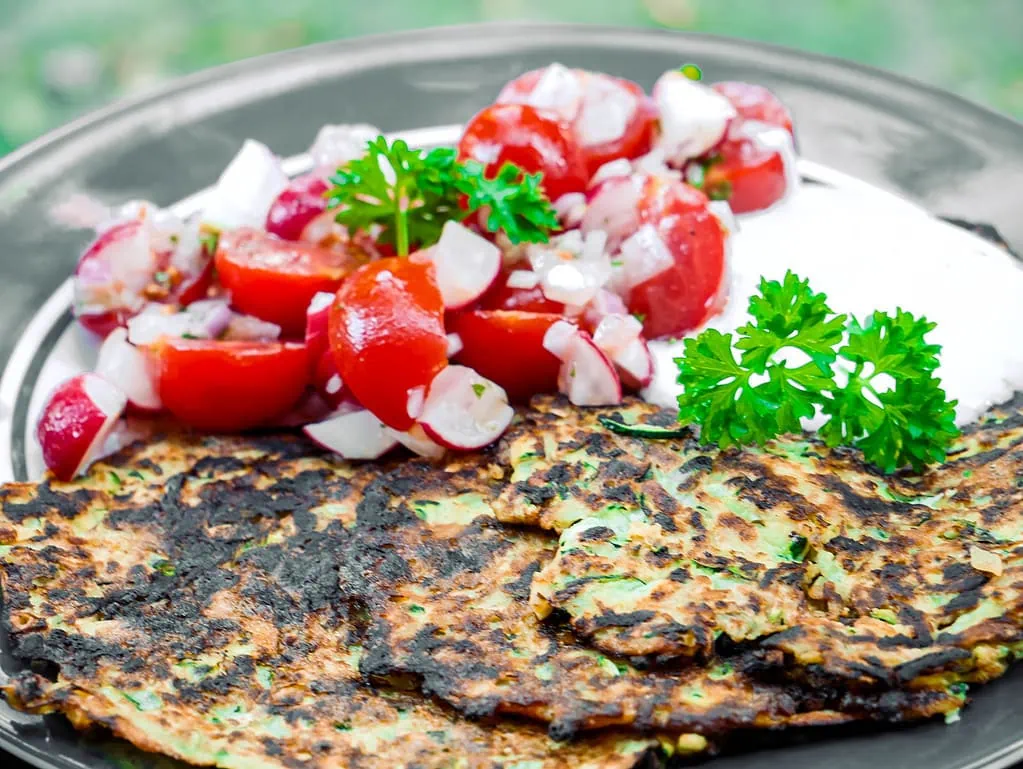 Zucchini-Puffer mit Tomatensalat