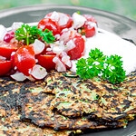 Zucchini-Puffer mit Tomatensalat