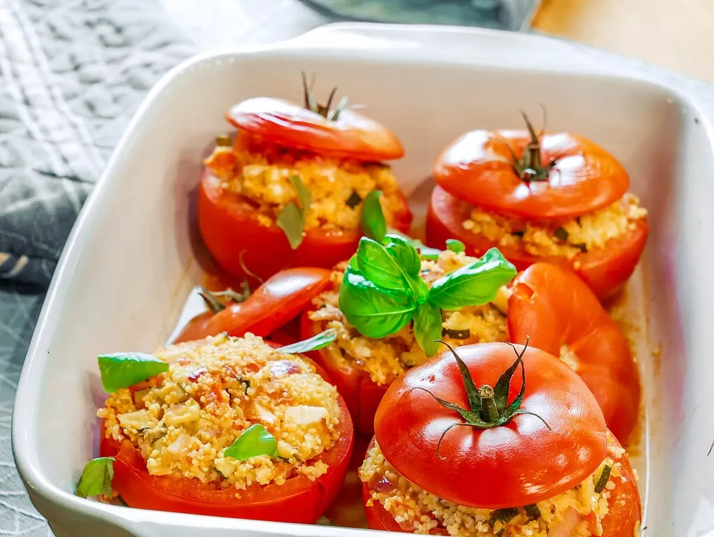 Gefüllte Tomaten mit Couscous, Schafskäse und Zucchini