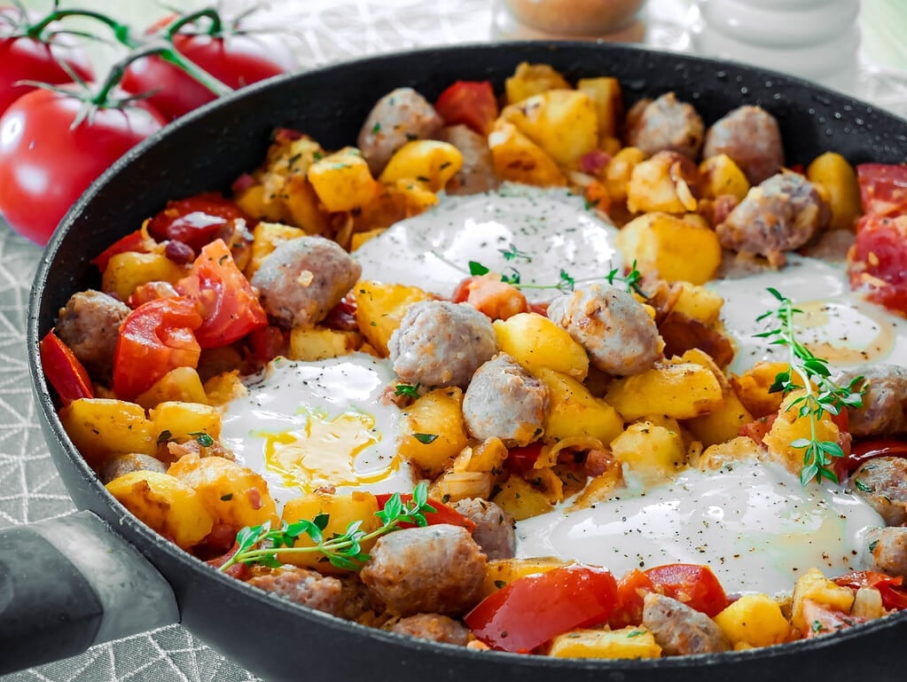 Kartoffel-Wurst-Gröstl mit Spiegelei knusprige ofenkartoffeln trick backpulver