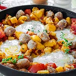 Kartoffel-Wurst-Gröstl mit Spiegelei