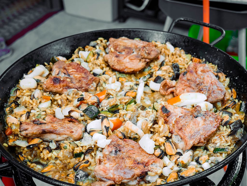 Paella gebratener reis mit gemüse und ei