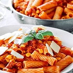 Pasta mit Chorizo-Mais-Soße