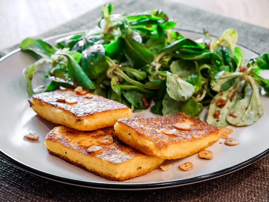 Polentaschnitten mit Feldsalat cheeseburger muffins