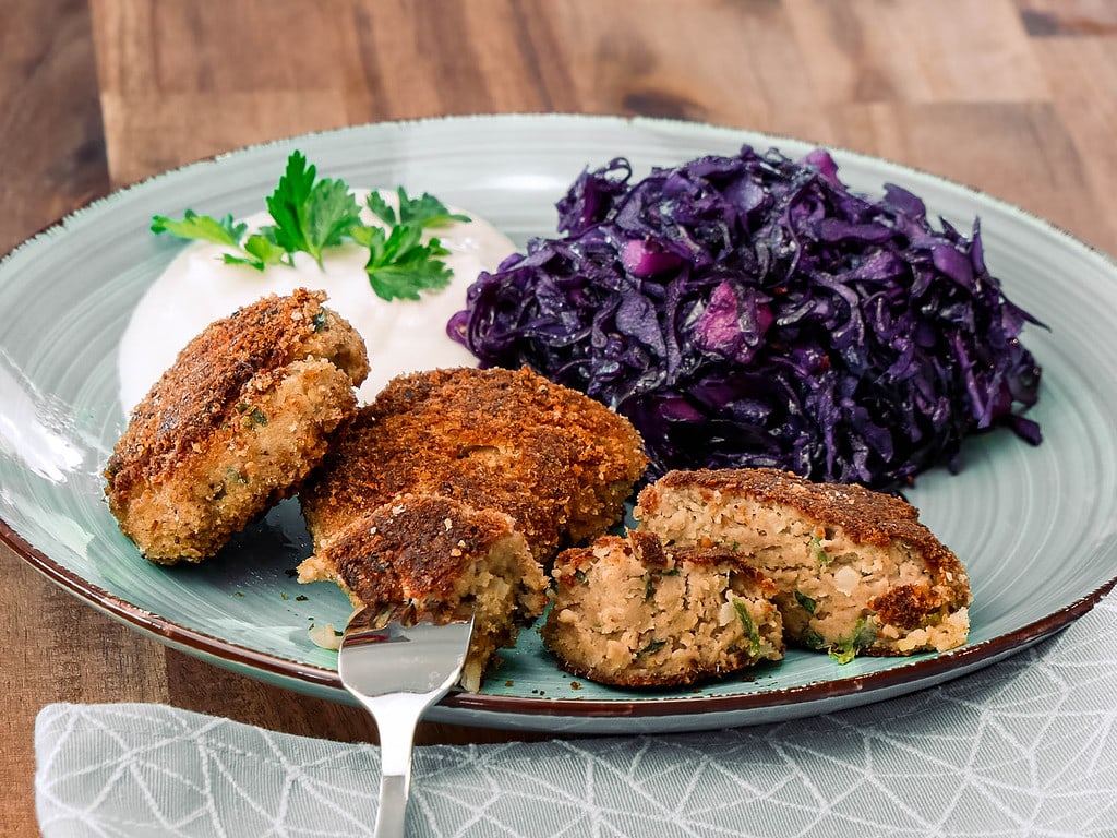 Hack-Kartoffel-Küchle mit Rotkohlsalat quinoa-salat orientalisch