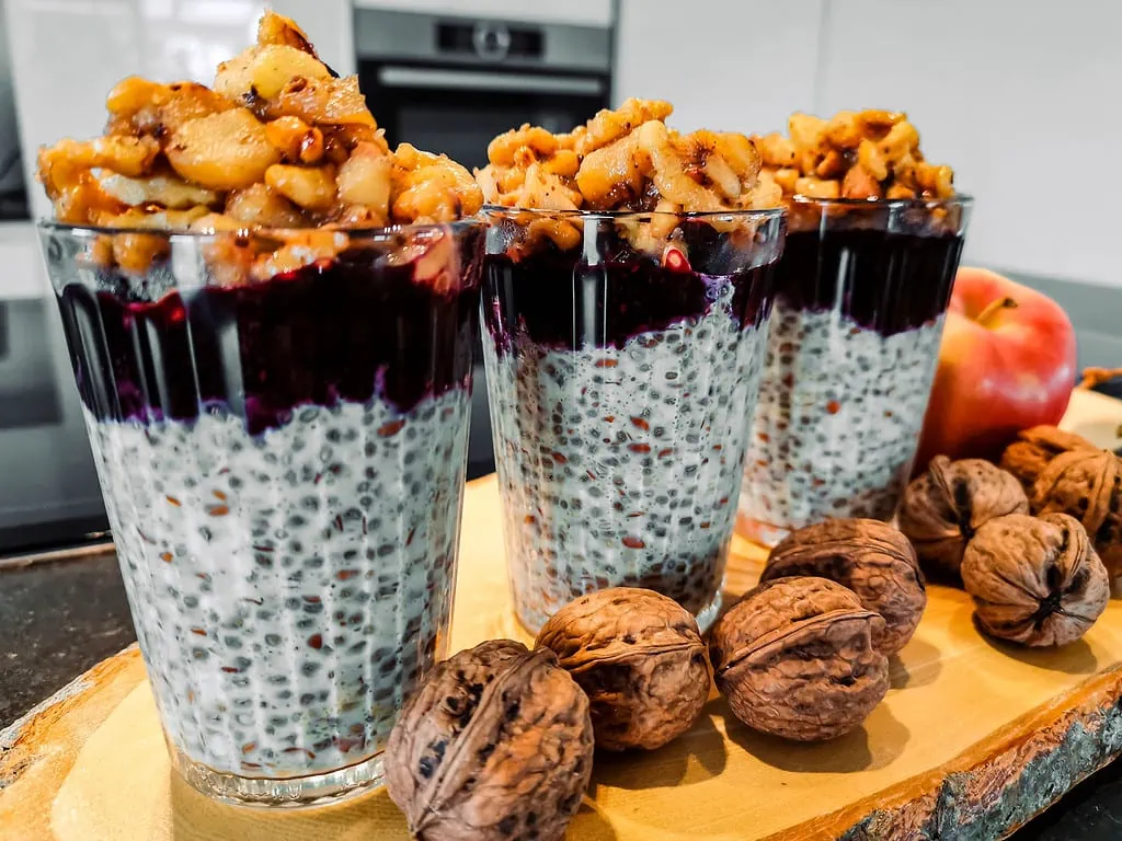 Chia-Pudding mit Walnusskrokant