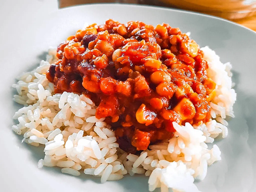 Chili sin Carne mit roten Linsen gebratener reis mit gemüse und ei