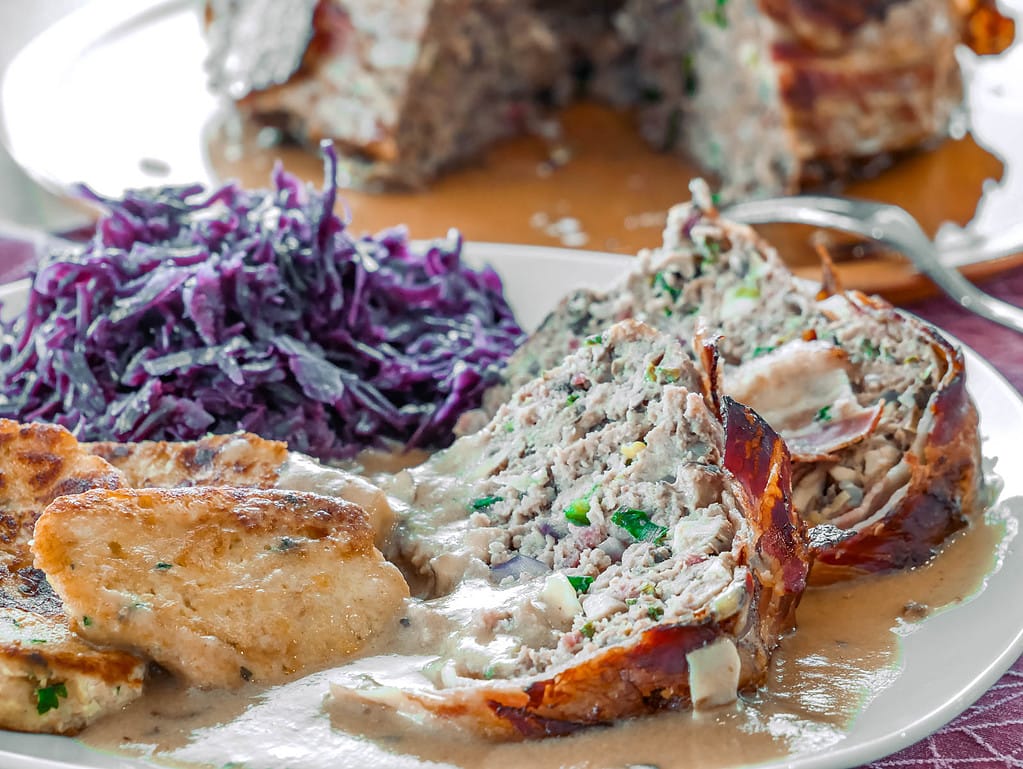 Schwarzwälder Hack-Gugelhupf spitzkohlpfanne mit hackfleisch