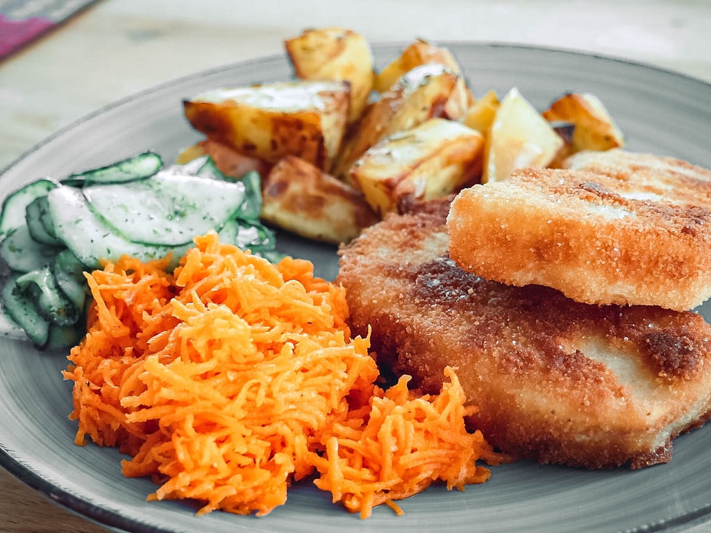 Sellerieschnitzel mit Kartoffelspalten und Salat