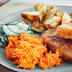 Sellerieschnitzel mit Kartoffelspalten und Salat