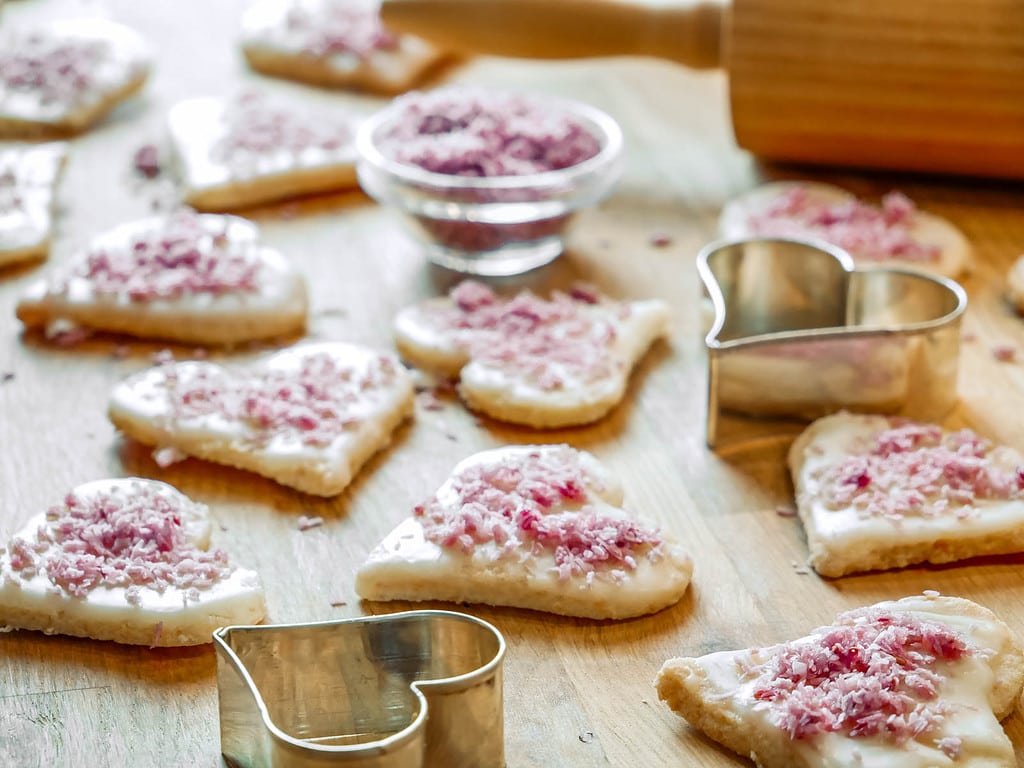 Himbeer-Kokos-Herzen schneeflocke plätzchen