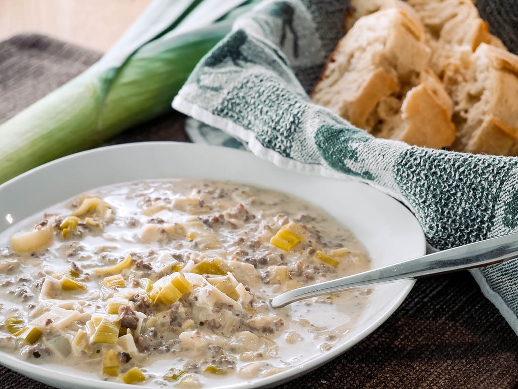 Käse-Lauch-Suppe mit Hackfleisch cheeseburger braten