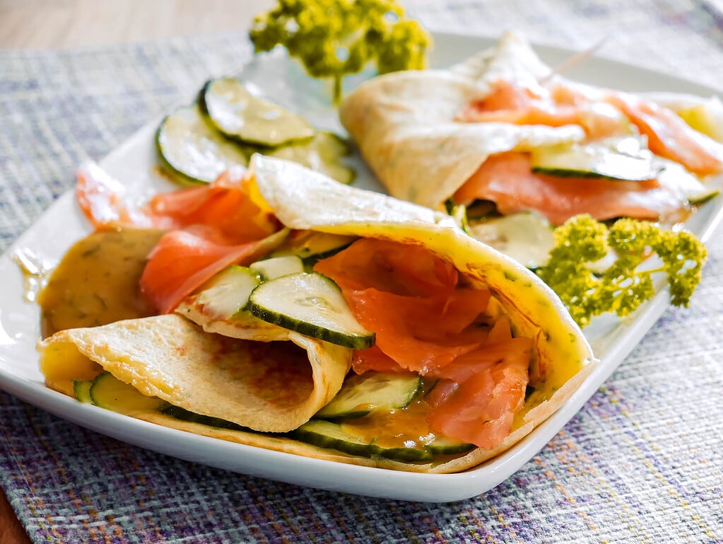 Kräuter-Crêpes mit Lachs und Honigsoße eier curry