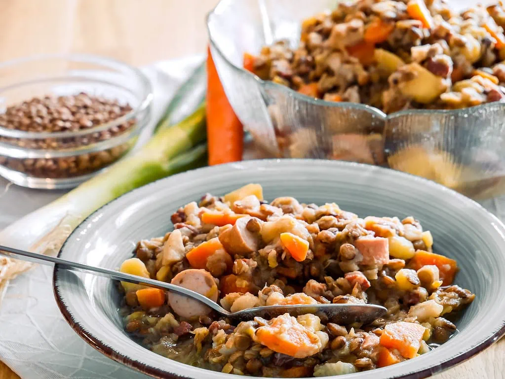 Linseneintopf mit Wienerle spitzkohlpfanne mit hackfleisch