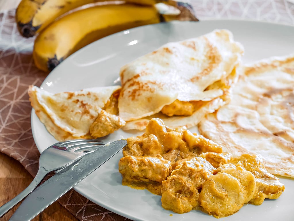 Pfannkuchen mit gefiederter Curry-Banane gebratener reis mit gemüse und ei