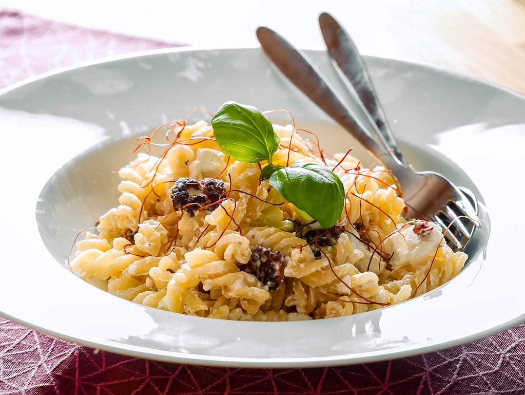 Schmand-Fusilli mit Speck und Feta