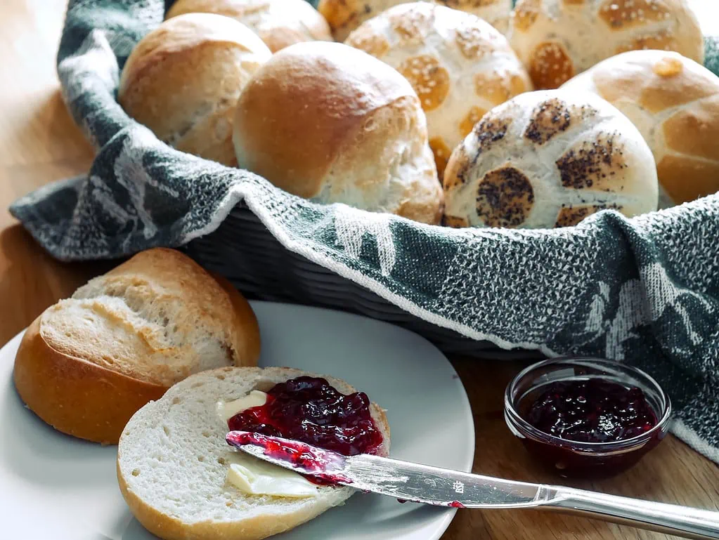 Wasserwecken (einfache Brötchen mit Backmalz)