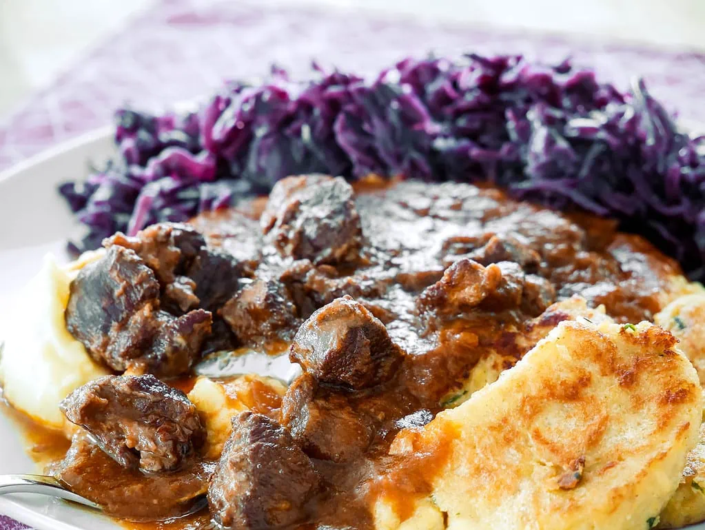 Wildschwein-Gulasch mit Rotkohl und Kartoffelpüree