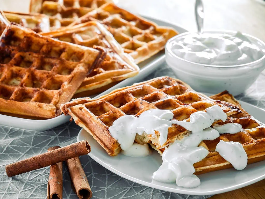 Zimtschnecken-Waffeln mit Vanille-Frischkäse-Frosting