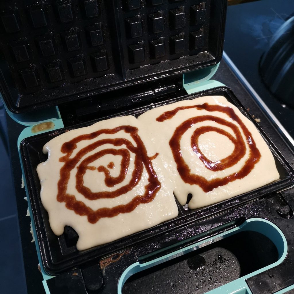 Zimtschnecken-Waffeln mit Vanille-Frischkäse-Frosting