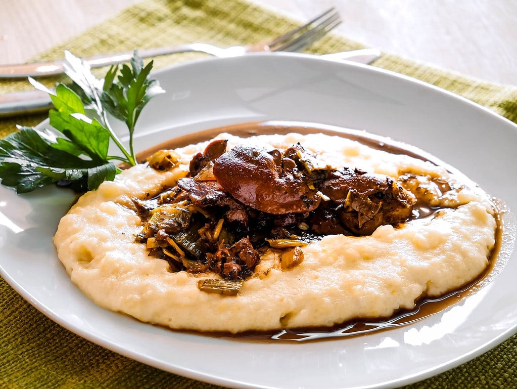 Geröstete Hühnerleber mit Majoran und Kartoffelpüree gebratener reis mit gemüse und ei