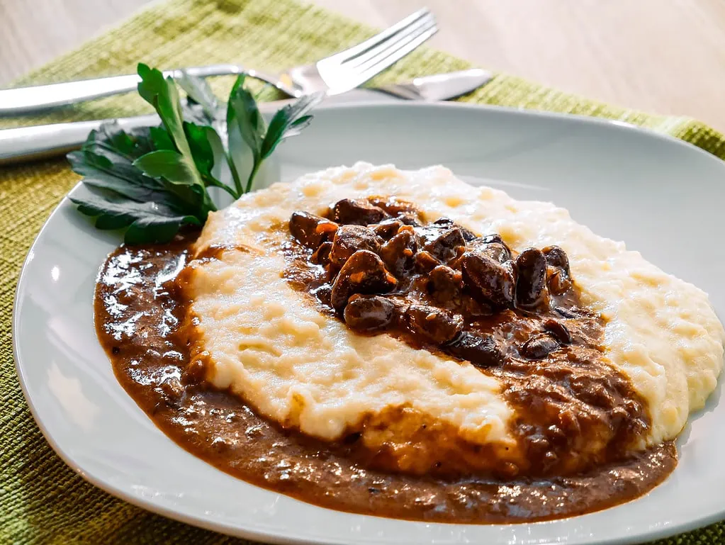 Geschmorte Hühnerherzen mit Kartoffelpüree cheeseburger braten