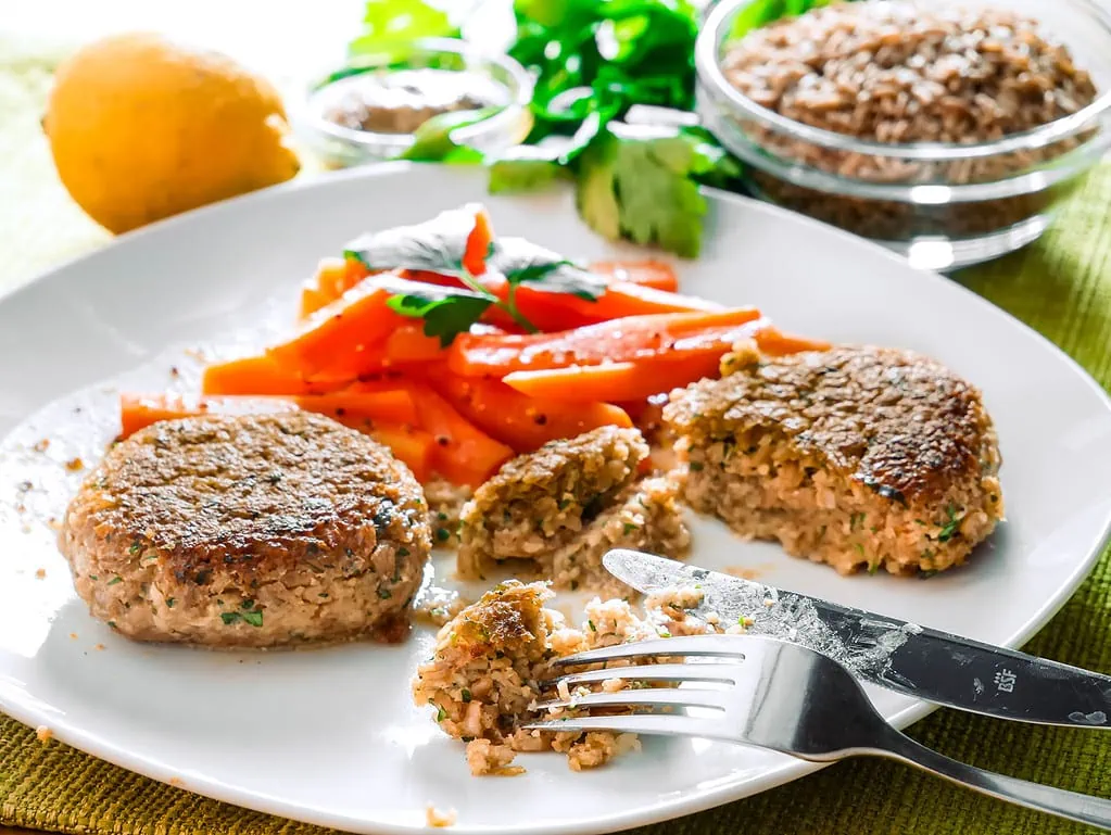 Grünkernbratlinge mit Senfmöhren quinoa-salat orientalisch