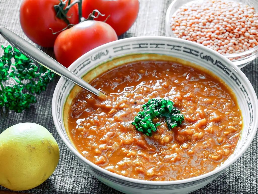 Indische Linsensuppe mit Curry reissalat mit fleischwurst